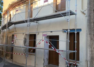 Ravalement de façade d'une maison de village à Vendargues, pendant les travaux